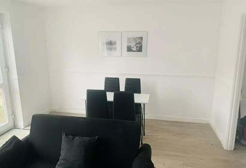 Residenssi Impeccable 3 Bed House In Brentwood