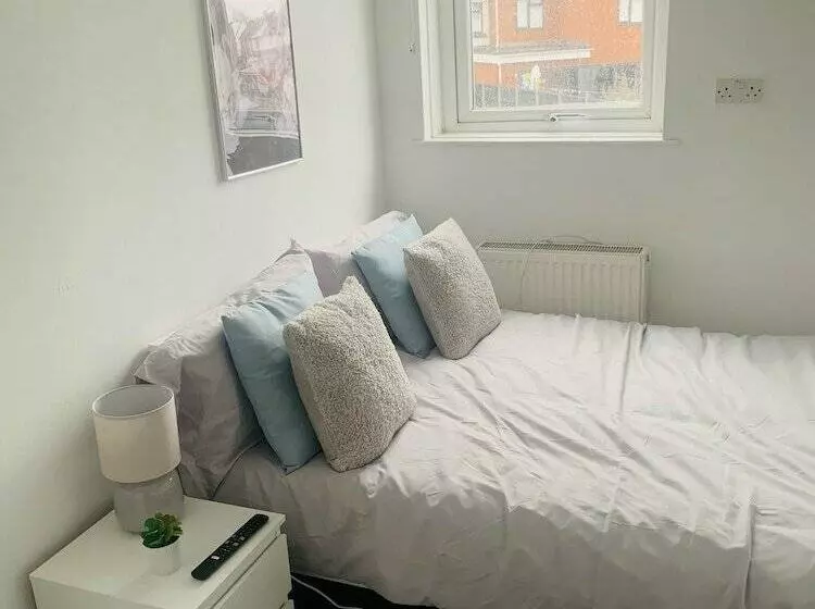 Residenssi Impeccable 3 Bed House In Brentwood