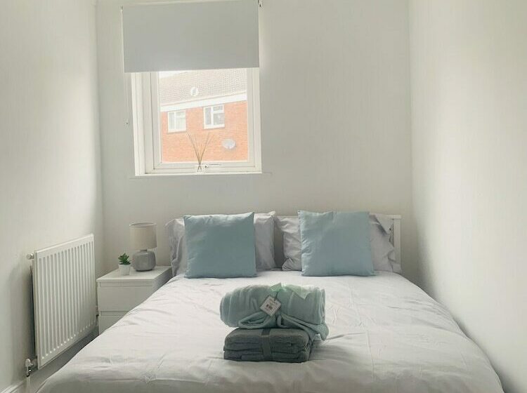 Резиденция Impeccable 3 Bed House In Brentwood