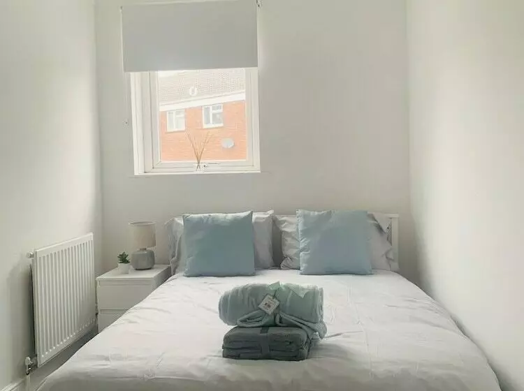 Residenssi Impeccable 3 Bed House In Brentwood