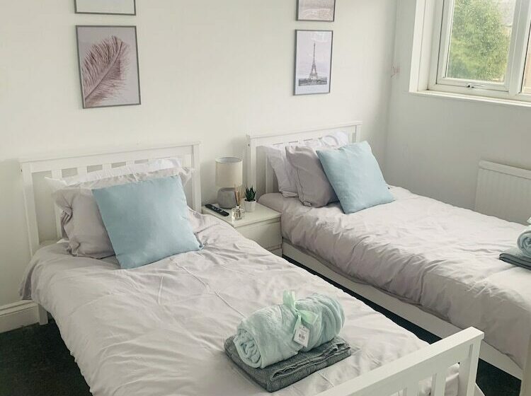 Резиденция Impeccable 3 Bed House In Brentwood