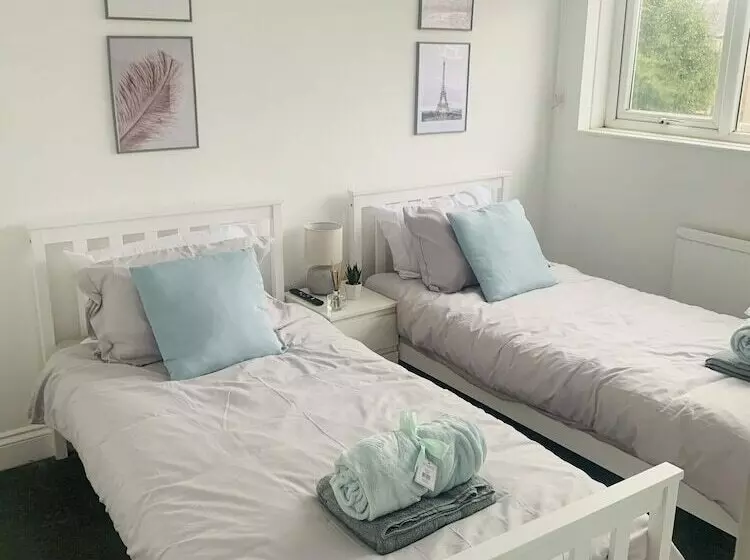 Residenssi Impeccable 3 Bed House In Brentwood