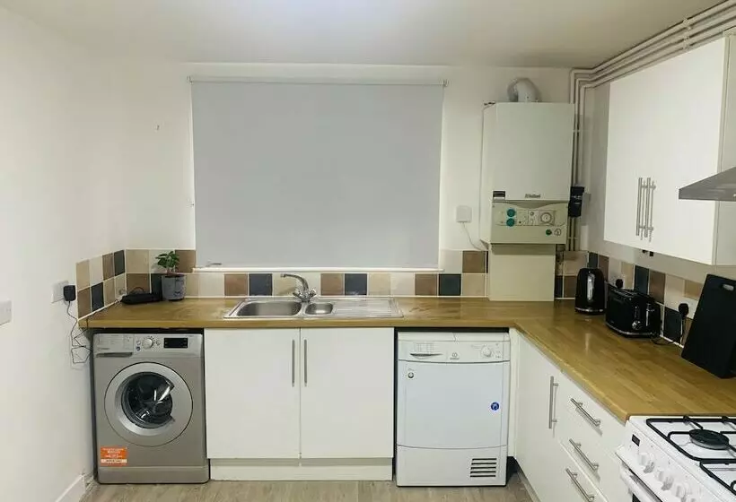 Residenssi Impeccable 3 Bed House In Brentwood