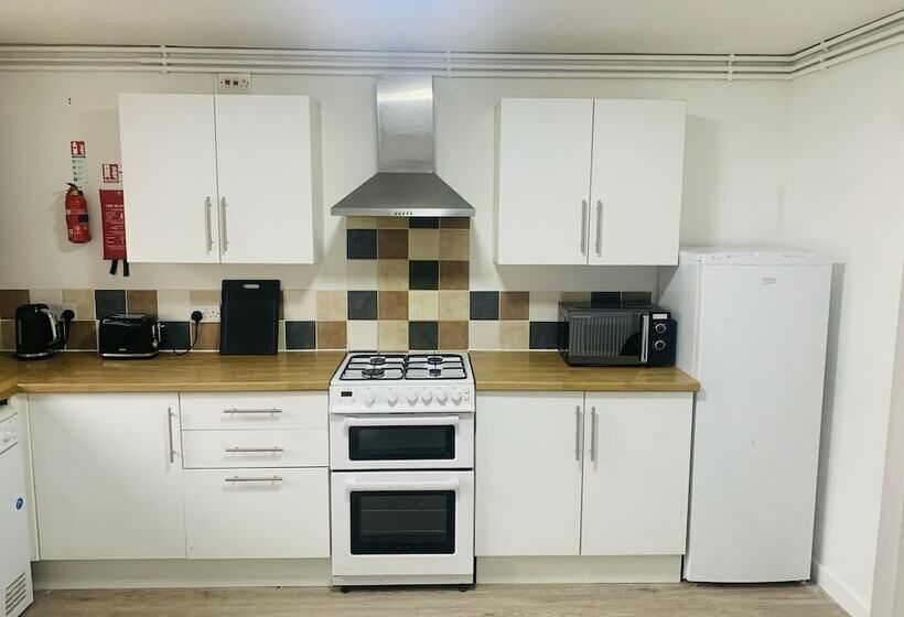 Резиденция Impeccable 3 Bed House In Brentwood