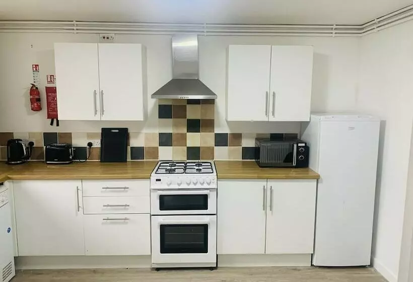 Residenssi Impeccable 3 Bed House In Brentwood