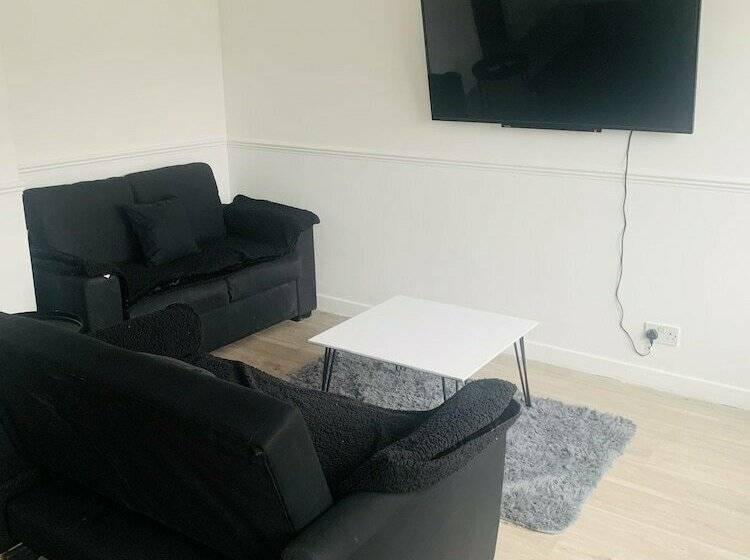 Резиденция Impeccable 3 Bed House In Brentwood