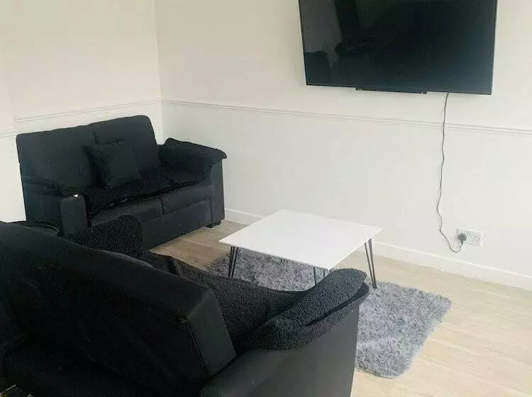 Residenssi Impeccable 3 Bed House In Brentwood