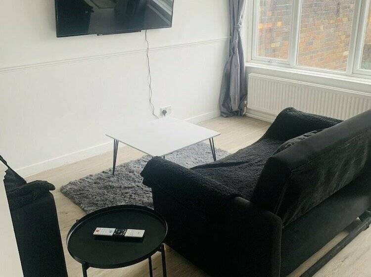 Резиденция Impeccable 3 Bed House In Brentwood