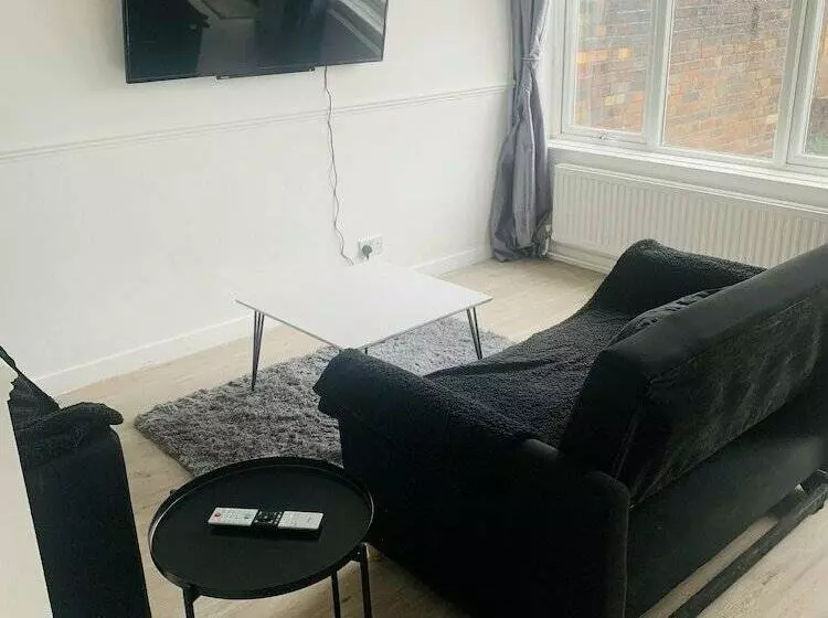 Residenssi Impeccable 3 Bed House In Brentwood