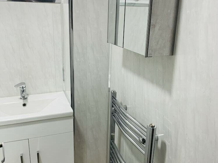 Резиденция Impeccable 3 Bed House In Brentwood