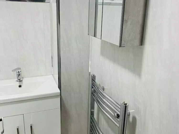 Residenssi Impeccable 3 Bed House In Brentwood