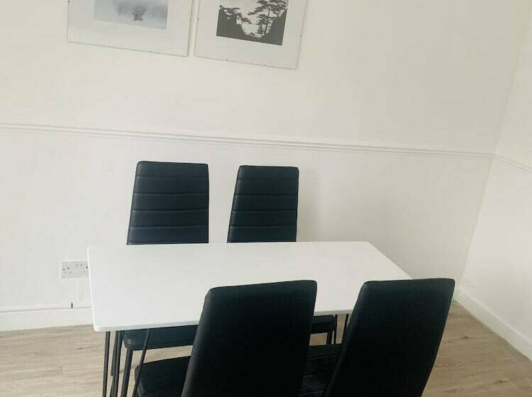 Резиденция Impeccable 3 Bed House In Brentwood