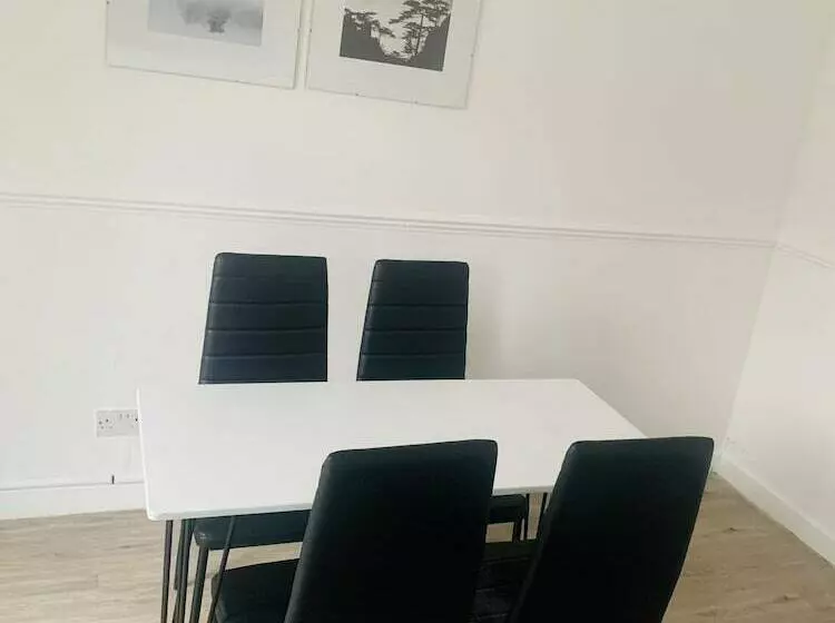 Residenssi Impeccable 3 Bed House In Brentwood