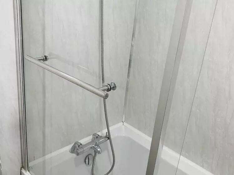 Residenssi Impeccable 3 Bed House In Brentwood