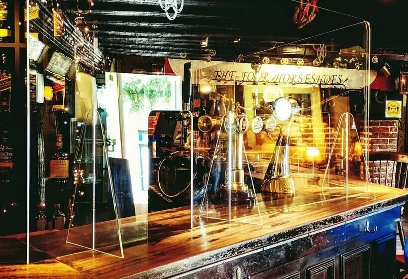 簡易ホテル The Four Horseshoes