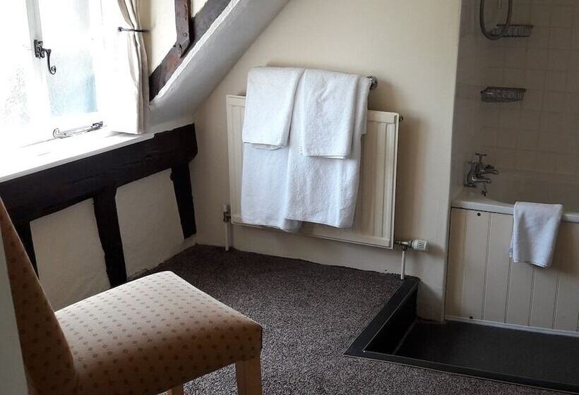 여관 The Four Horseshoes