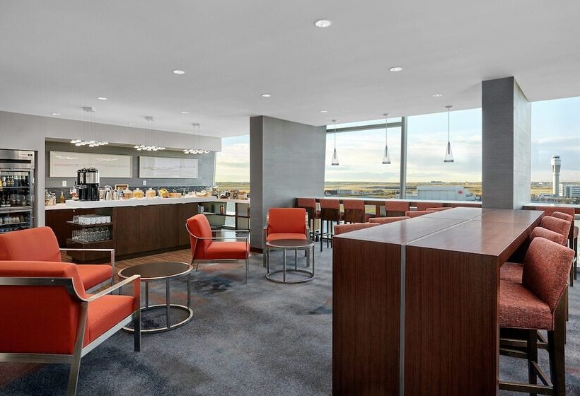 فندق Calgary Airport Marriott Interminal