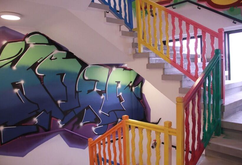 هتل Rise Street Art