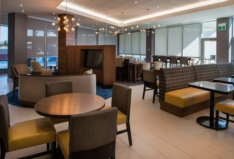 ホテル Towneplace Suites By Marriott Saskatoon