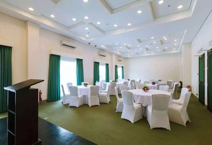 Microtel By Wyndham South Forbes Near Nuvali
