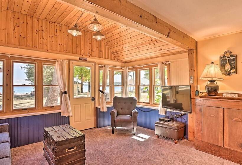 Suttons Bay  Bayview Cottage  W/ Deck & Gas Grill!