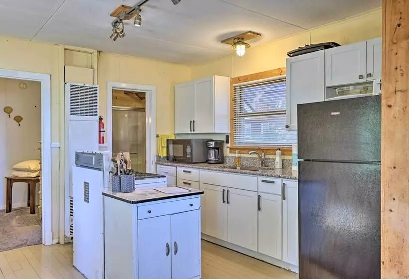 Suttons Bay  Bayview Cottage  W/ Deck & Gas Grill!