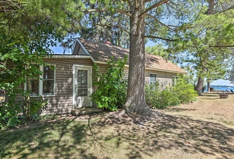 Suttons Bay  Bayview Cottage  W/ Deck & Gas Grill!