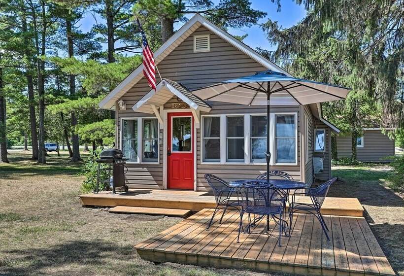 Suttons Bay  Bayview Cottage  W/ Deck & Gas Grill!