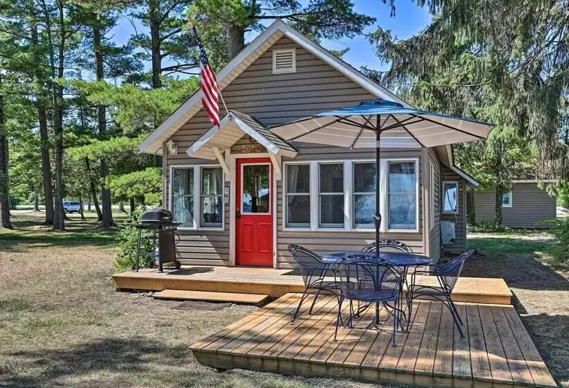 Suttons Bay  Bayview Cottage  W/ Deck & Gas Grill!