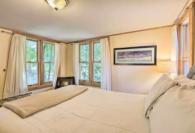 Suttons Bay  Bayview Cottage  W/ Deck & Gas Grill!