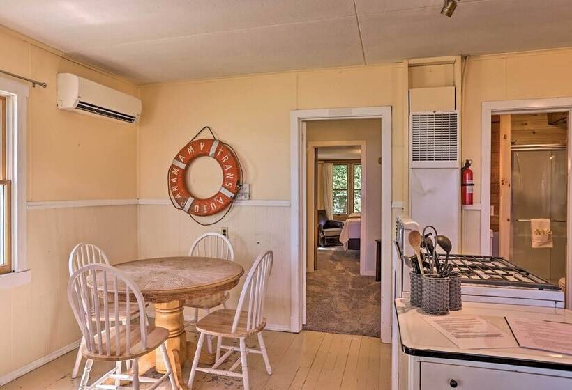 Suttons Bay  Bayview Cottage  W/ Deck & Gas Grill!