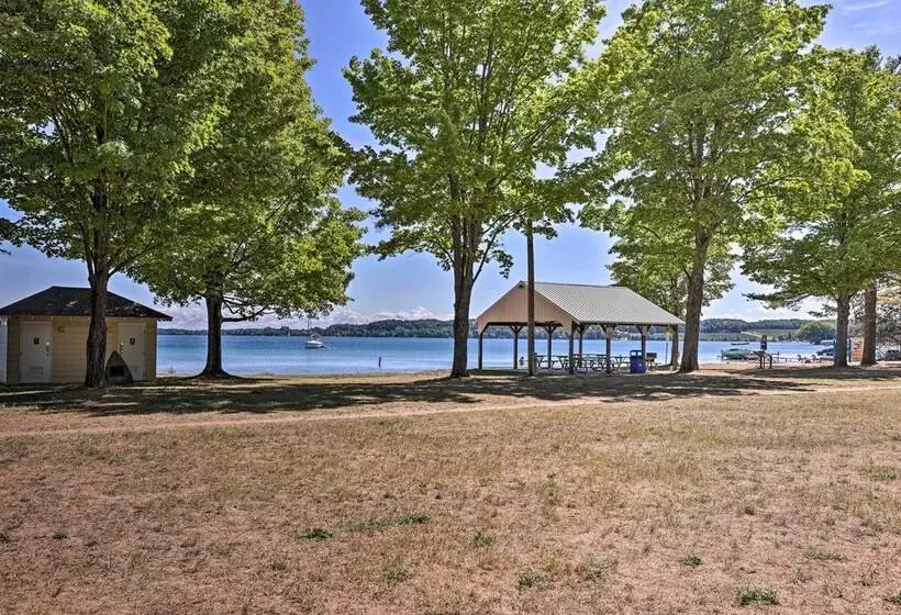 Suttons Bay  Bayview Cottage  W/ Deck & Gas Grill!