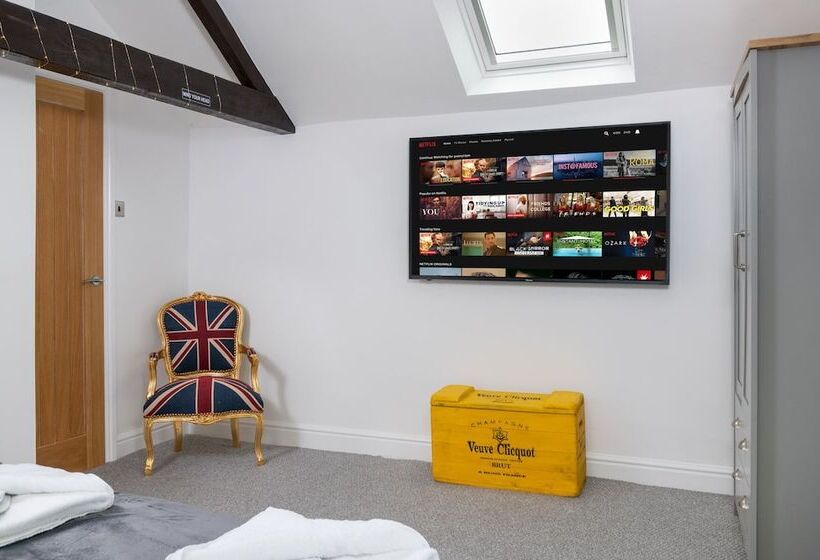 Beautiful 2 Bed Cottage In Brampton