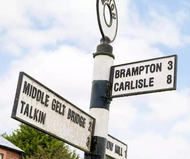 Beautiful 2 Bed Cottage In Brampton