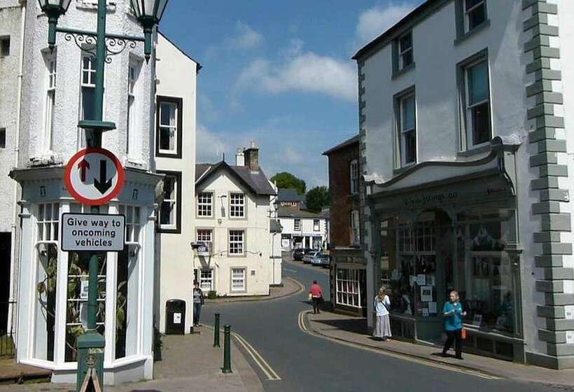 Beautiful 2 Bed Cottage In Brampton