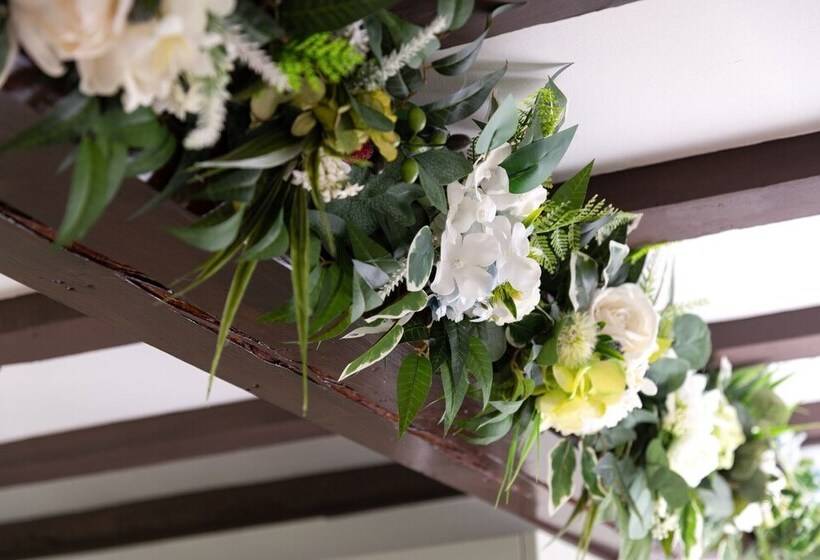 Beautiful 2 Bed Cottage In Brampton