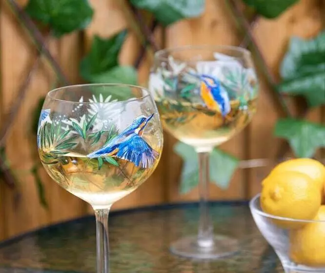 Beautiful 2 Bed Cottage In Brampton