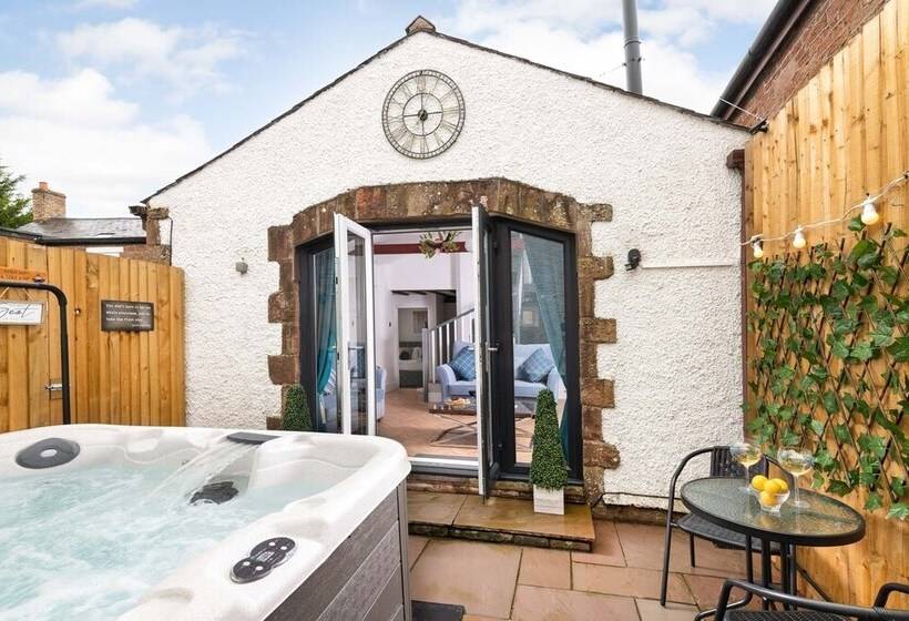 Beautiful 2 Bed Cottage In Brampton