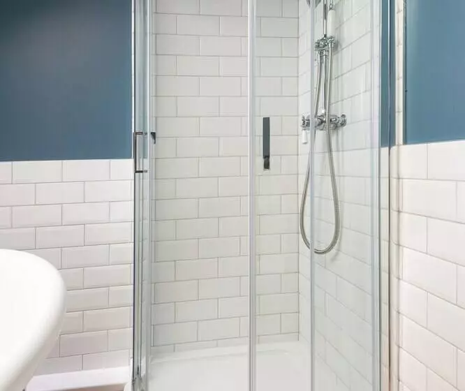 Beautiful 2 Bed Cottage In Brampton