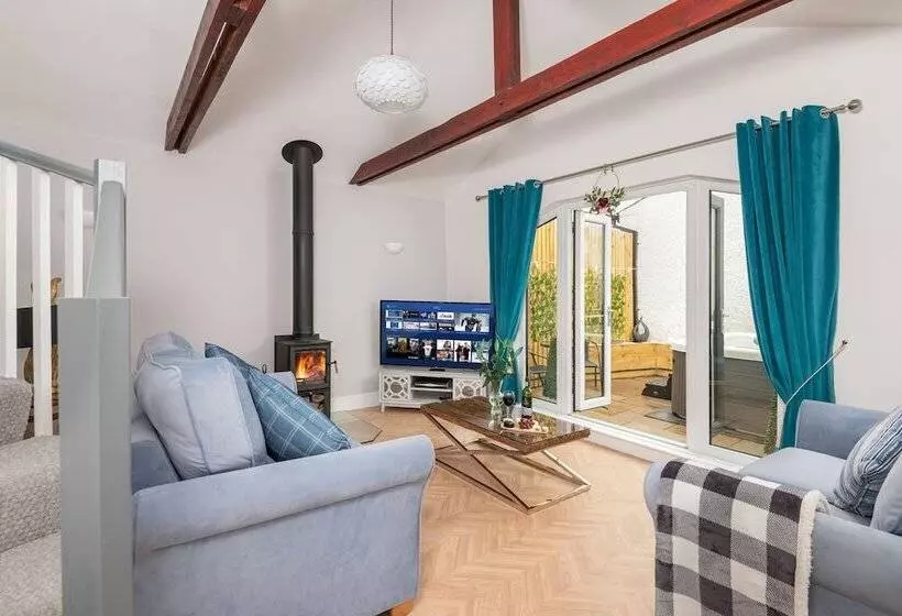 Beautiful 2 Bed Cottage In Brampton