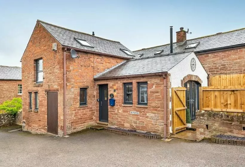 Beautiful 2 Bed Cottage In Brampton