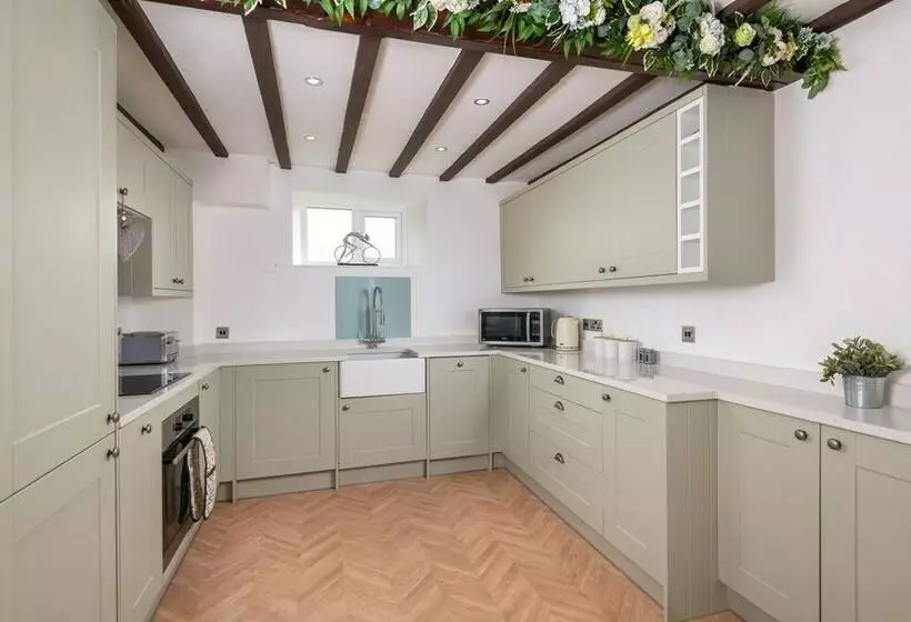 Beautiful 2 Bed Cottage In Brampton