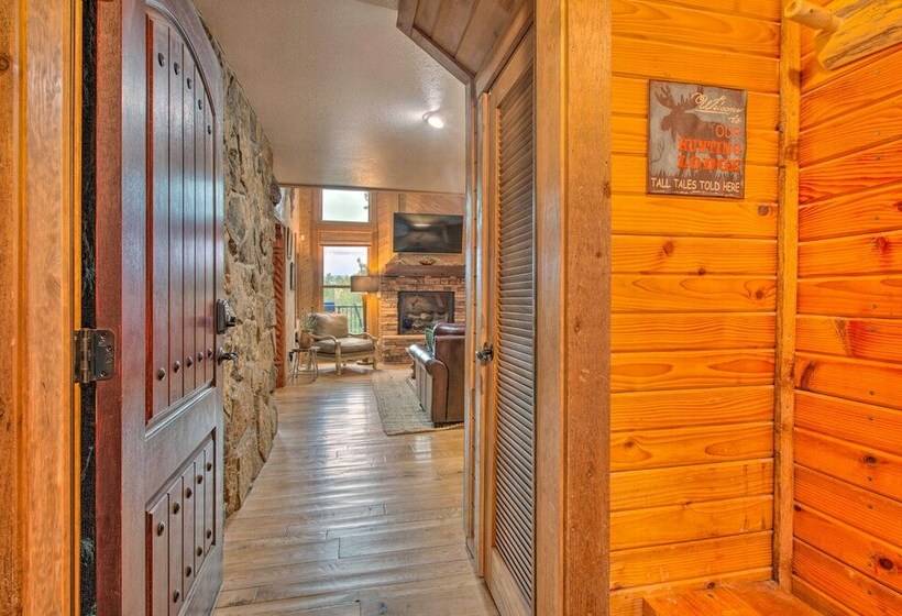 Blue Spruce Cabin  W / Hot Tub & Resort Amenities