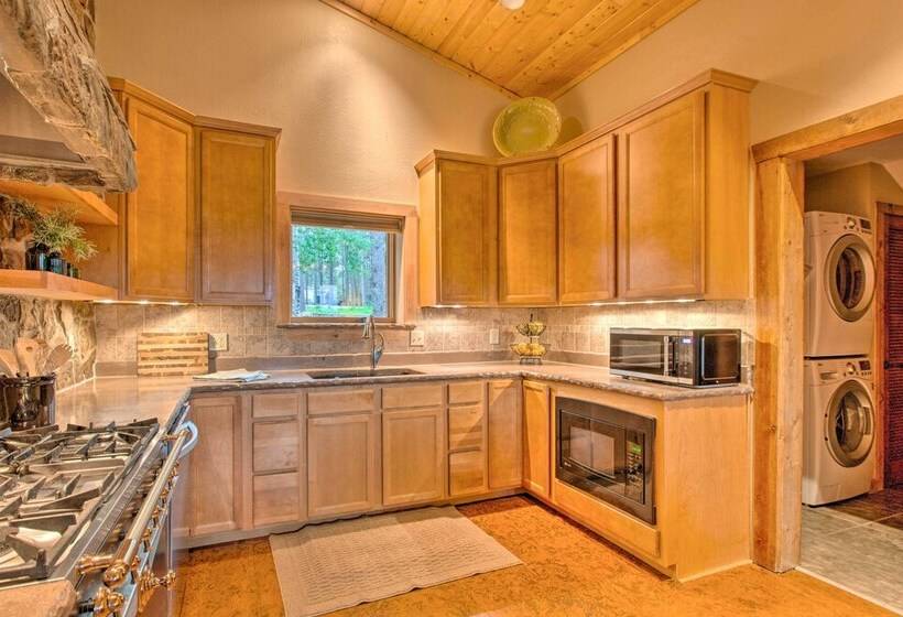 Blue Spruce Cabin  W / Hot Tub & Resort Amenities