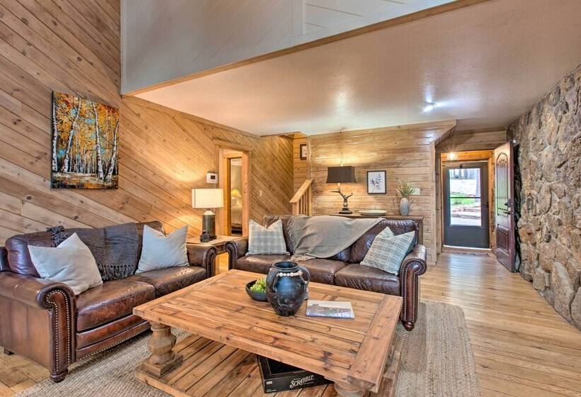 Blue Spruce Cabin  W / Hot Tub & Resort Amenities
