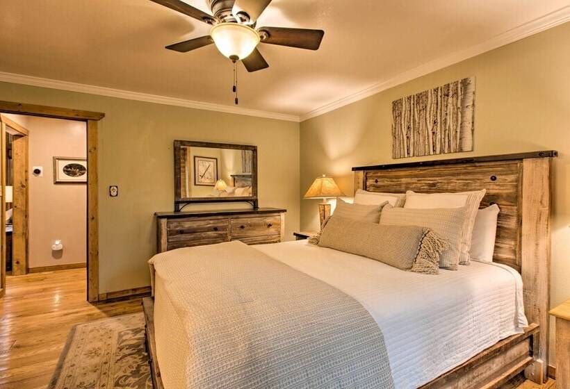 Blue Spruce Cabin  W / Hot Tub & Resort Amenities