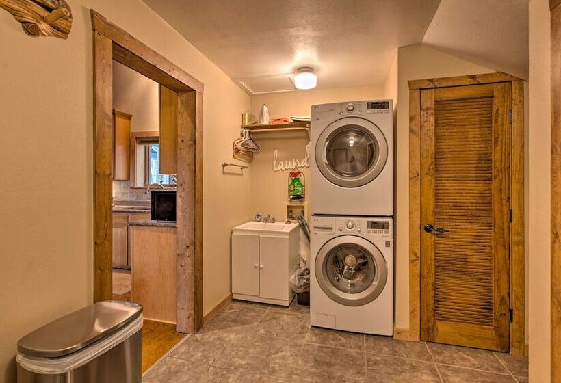 Blue Spruce Cabin  W / Hot Tub & Resort Amenities