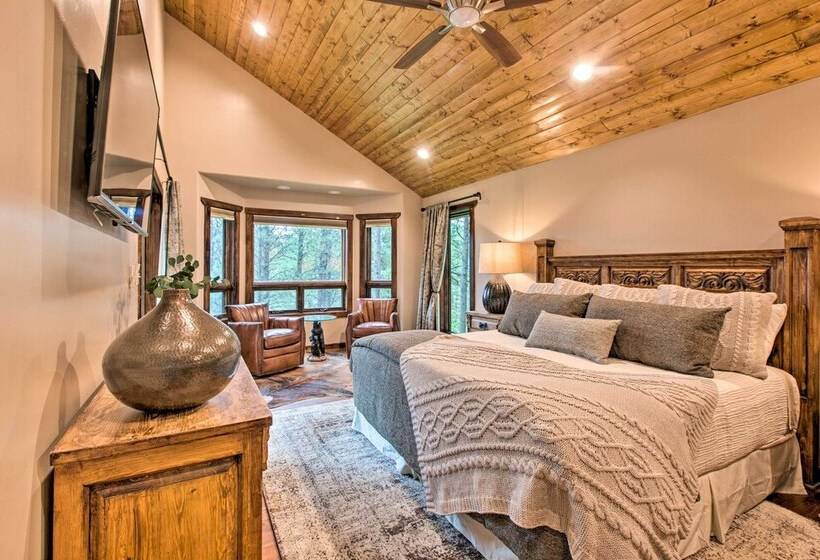 Blue Spruce Cabin  W / Hot Tub & Resort Amenities
