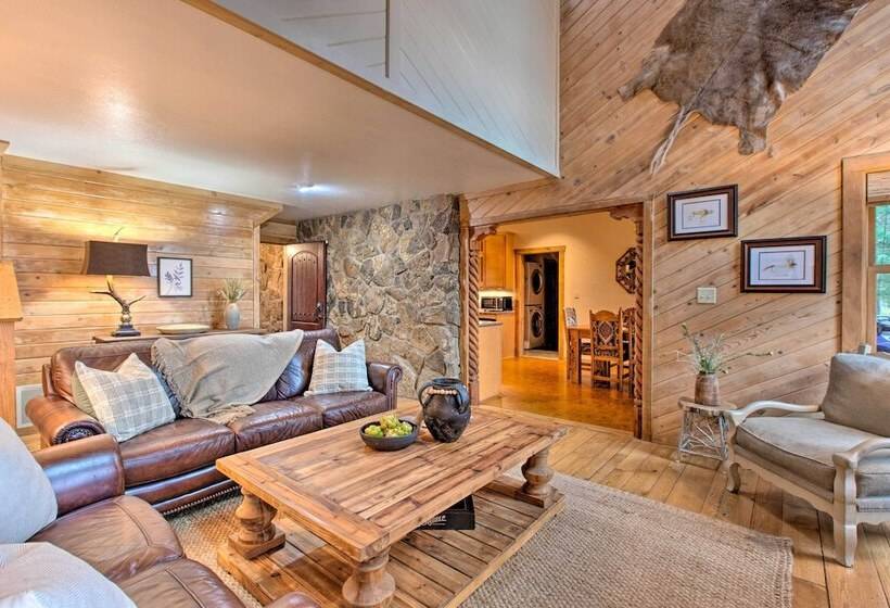 Blue Spruce Cabin  W / Hot Tub & Resort Amenities