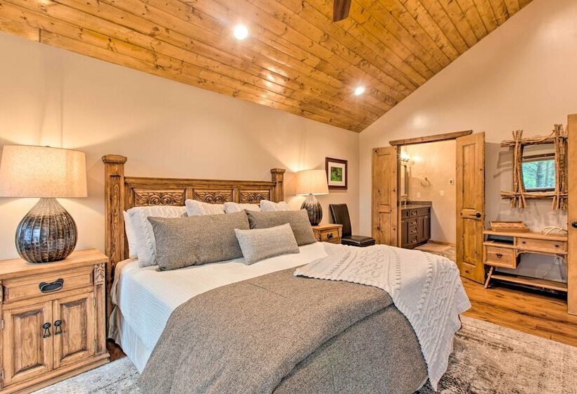 Blue Spruce Cabin  W / Hot Tub & Resort Amenities